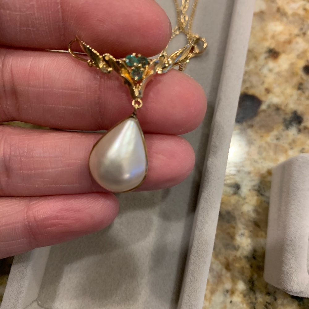 Solid 18k yellow gold mabe pearl and emerald necklace